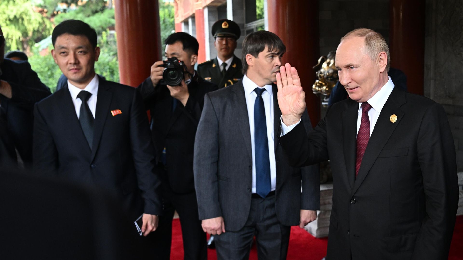 Президент РФ Владимир Путин во время прощания с председателем государственных дел КНДР Кимом Чен Ыном после встречи в Пекине - РИА Новости, 1920, 03.09.2025