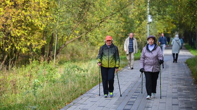 Люди в парке Яуза в Москве