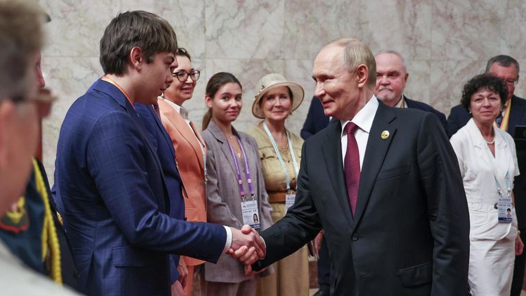 Президент РФ Владимир Путин во время встречи с потомками ветеранов Великой Отечественной войны после торжественного приема по случаю 80-й годовщины Победы китайского народа в войне сопротивления Японии и окончания Второй мировой войны