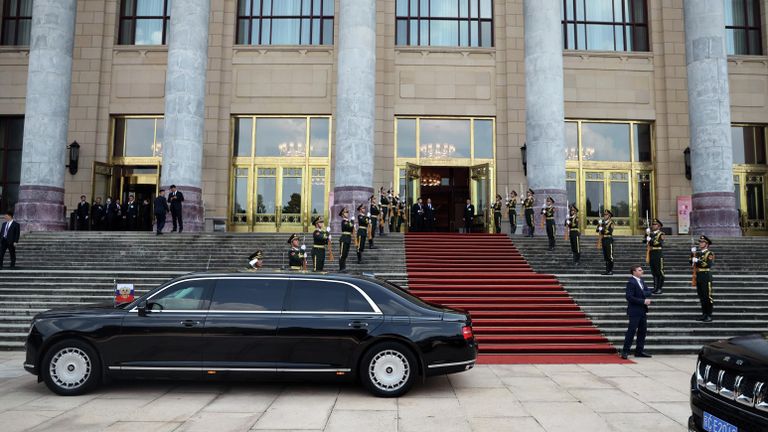 Автомобиль Аурус президента РФ Владимира Путина у Дома народных собраний в Пекине