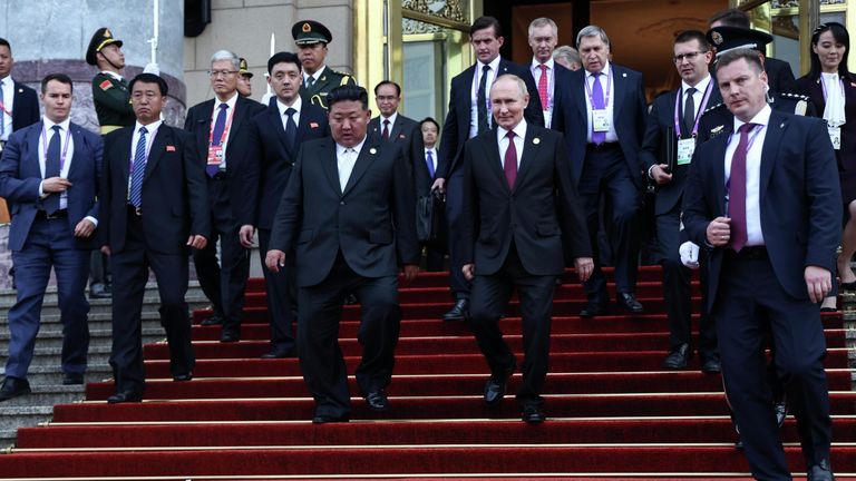 Президент РФ Владимир Путин и председатель государственных дел КНДР Ким Чен Ын во время встречи в Пекине