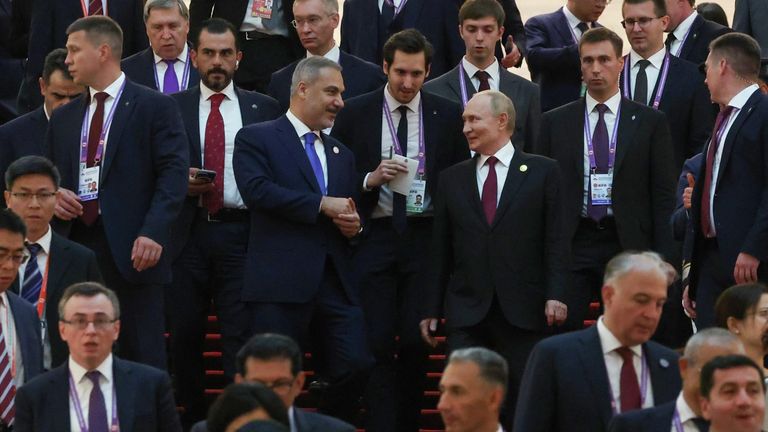 резидент РФ Владимир Путин и министр иностранных дел Турции Хакан Фидан после торжественного приема по случаю 80-й годовщины Победы китайского народа в войне сопротивления Японии и окончания Второй мировой войны