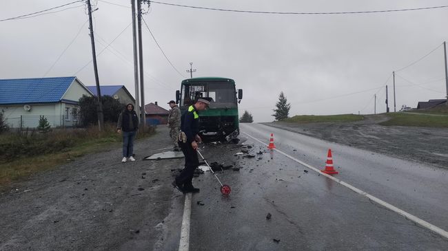 Сотрудники Госавтоинспекции на месте ДТП с участием пассажирского автобуса и легкового автомобиля в Ревде в Свердловской области