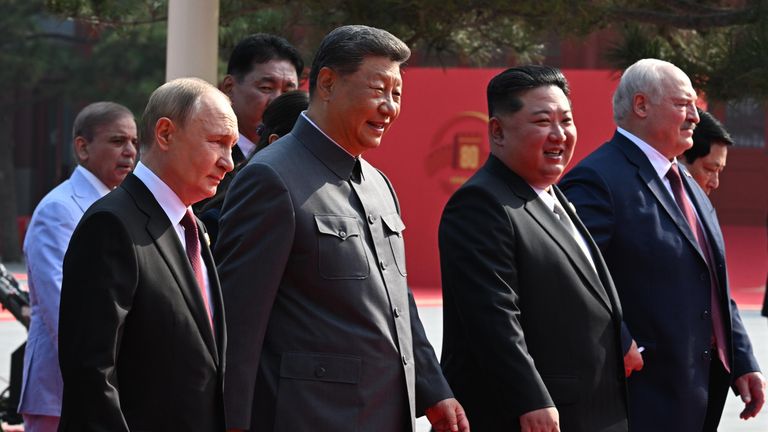 Президент РФ Владимир Путин, председатель КНР Си Цзиньпин, председатель государственных дел КНДР Ким Чен Ын и президент Белоруссии Александр Лукашенко после совместного фотографирования глав иностранных делегаций, приглашенных на торжественные мероприятия по случаю 80-й годовщины Победы китайского народа в войне сопротивления Японии и окончания Второй мировой войны