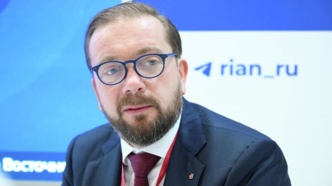 Директор фонда Росконгресс Александр Стуглев на стенде РИА Новости