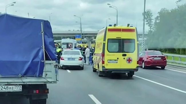 На месте ДТП на Филатовском шоссе в Новой Москве. Кадр видео из соцсетей На месте ДТП на Филатовском шоссе в Новой Москве. Кадр видео из соцсетей