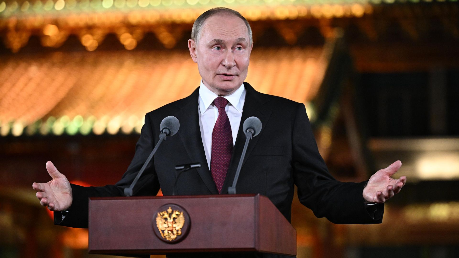 Президент РФ Владимир Путин во время подхода к представителям СМИ в резиденции Дяоюйтай в Пекине - РИА Новости, 1920, 03.09.2025