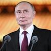 Президент России Владимир Путин во время подхода к представителям СМИ в резиденции Дяоюйтай в Пекине Президент России Владимир Путин во время подхода к представителям СМИ в резиденции Дяоюйтай в Пекине