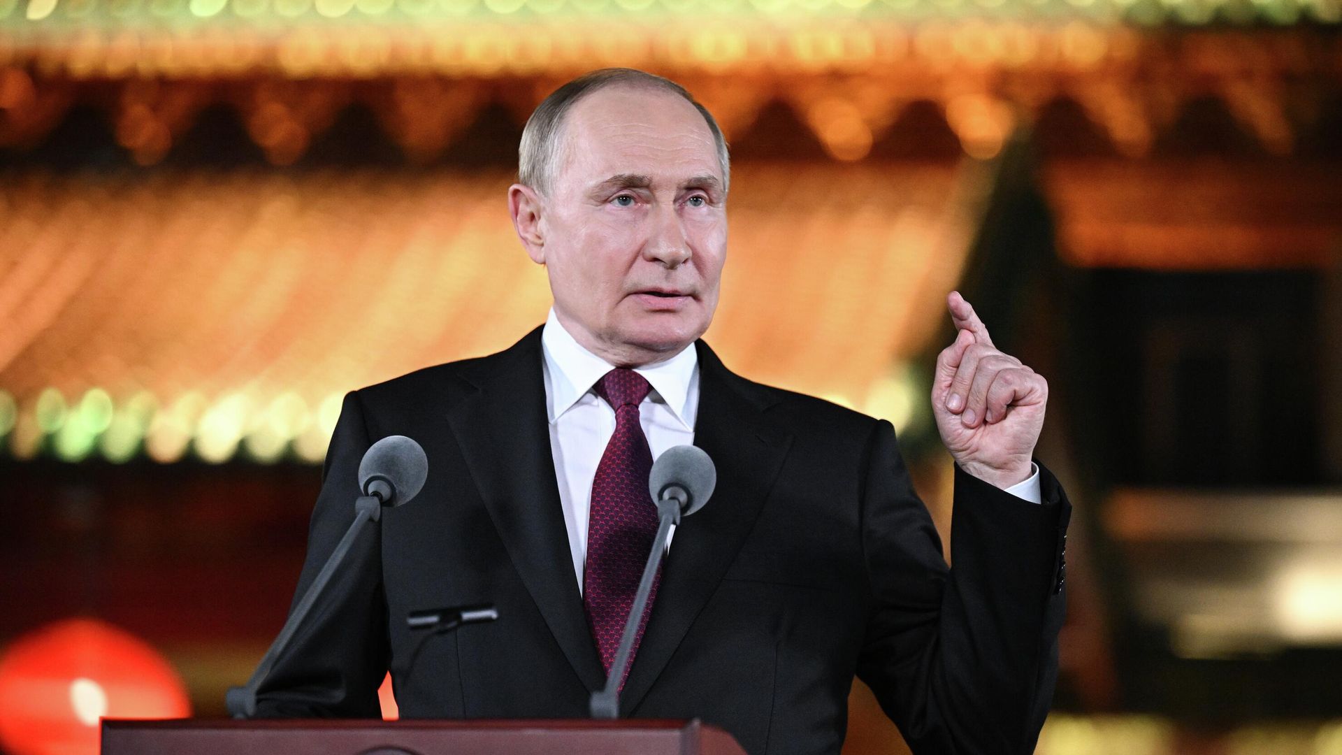 Президент РФ Владимир Путин во время подхода к представителям СМИ в резиденции Дяоюйтай в Пекине - РИА Новости, 1920, 03.09.2025
