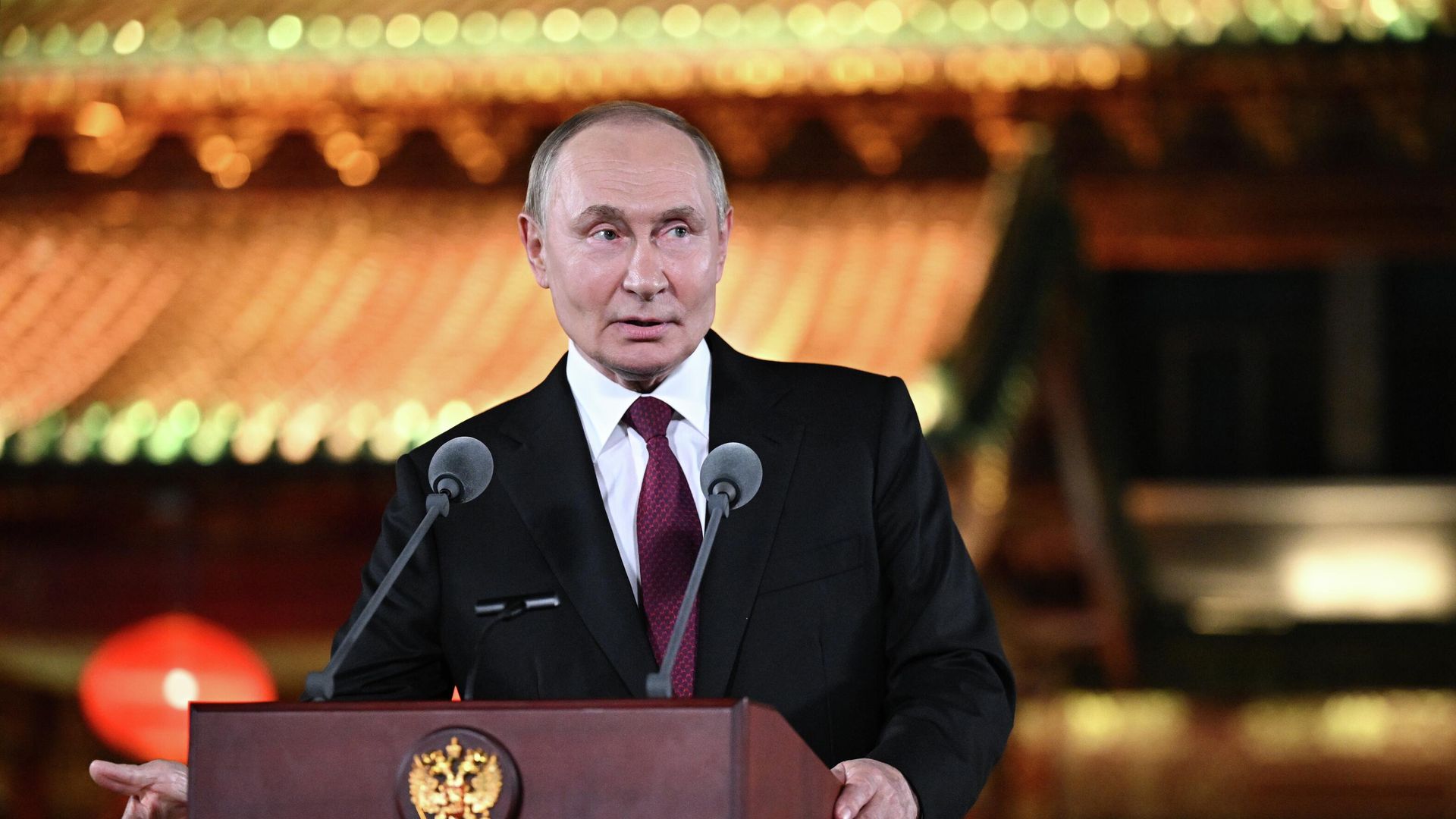 Президент РФ Владимир Путин во время подхода к представителям СМИ в резиденции Дяоюйтай в Пекине Президент РФ Владимир Путин во время подхода к представителям СМИ в резиденции Дяоюйтай в Пекине - РИА Новости, 1920, 03.09.2025