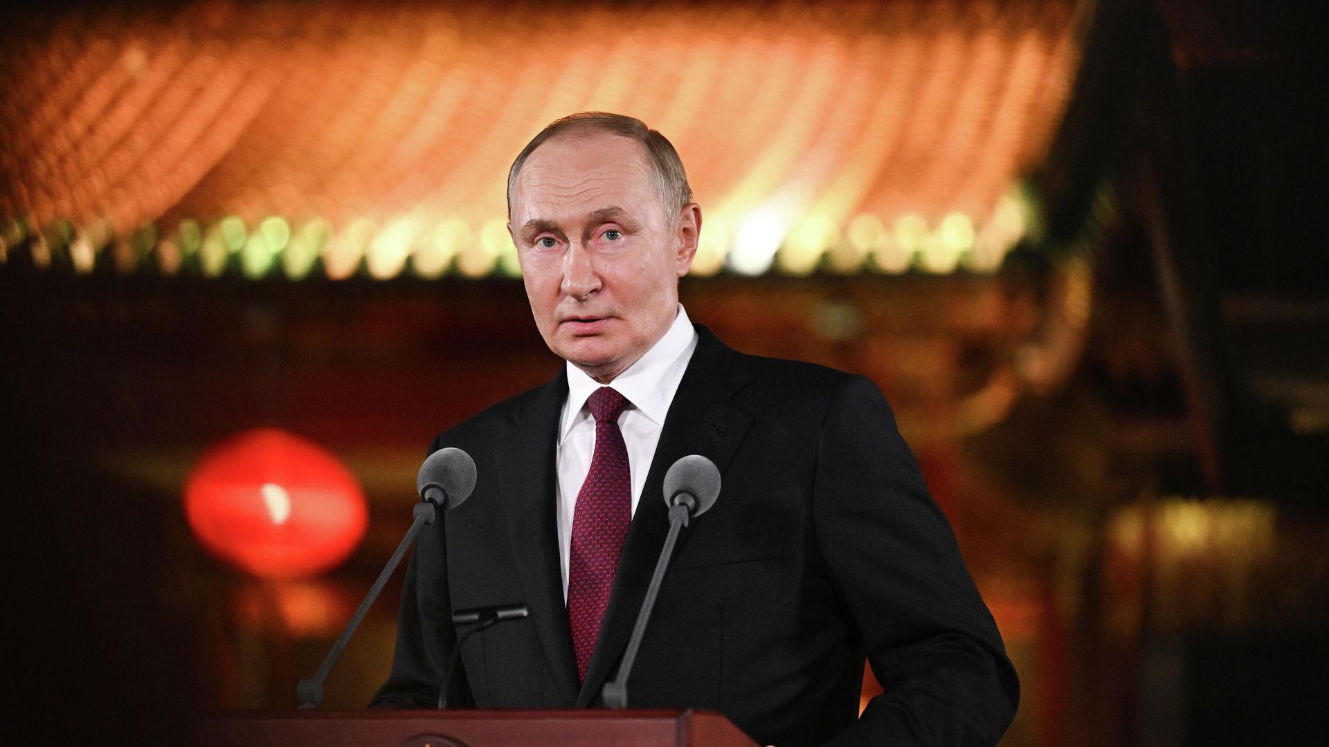 Владимир Путин во время подхода к представителям СМИ в резиденции Дяоюйтай в Пекине Владимир Путин во время подхода к представителям СМИ в резиденции Дяоюйтай в Пекине - РИА Новости, 1920, 03.09.2025
