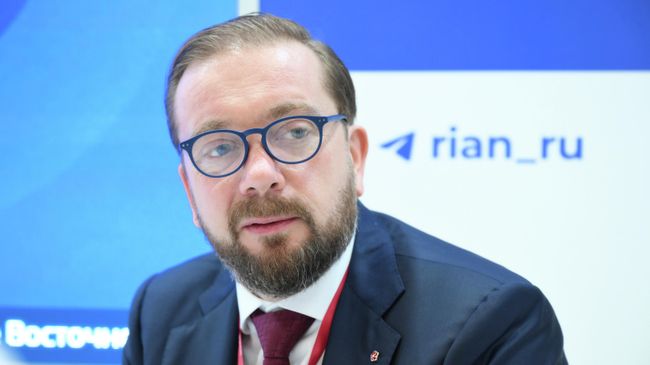 Директор фонда Росконгресс Александр Стуглев на стенде РИА Новости