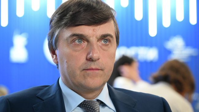 Министр просвещения РФ Сергей Кравцов на стенде РИА Новости на ВЭФ-2025