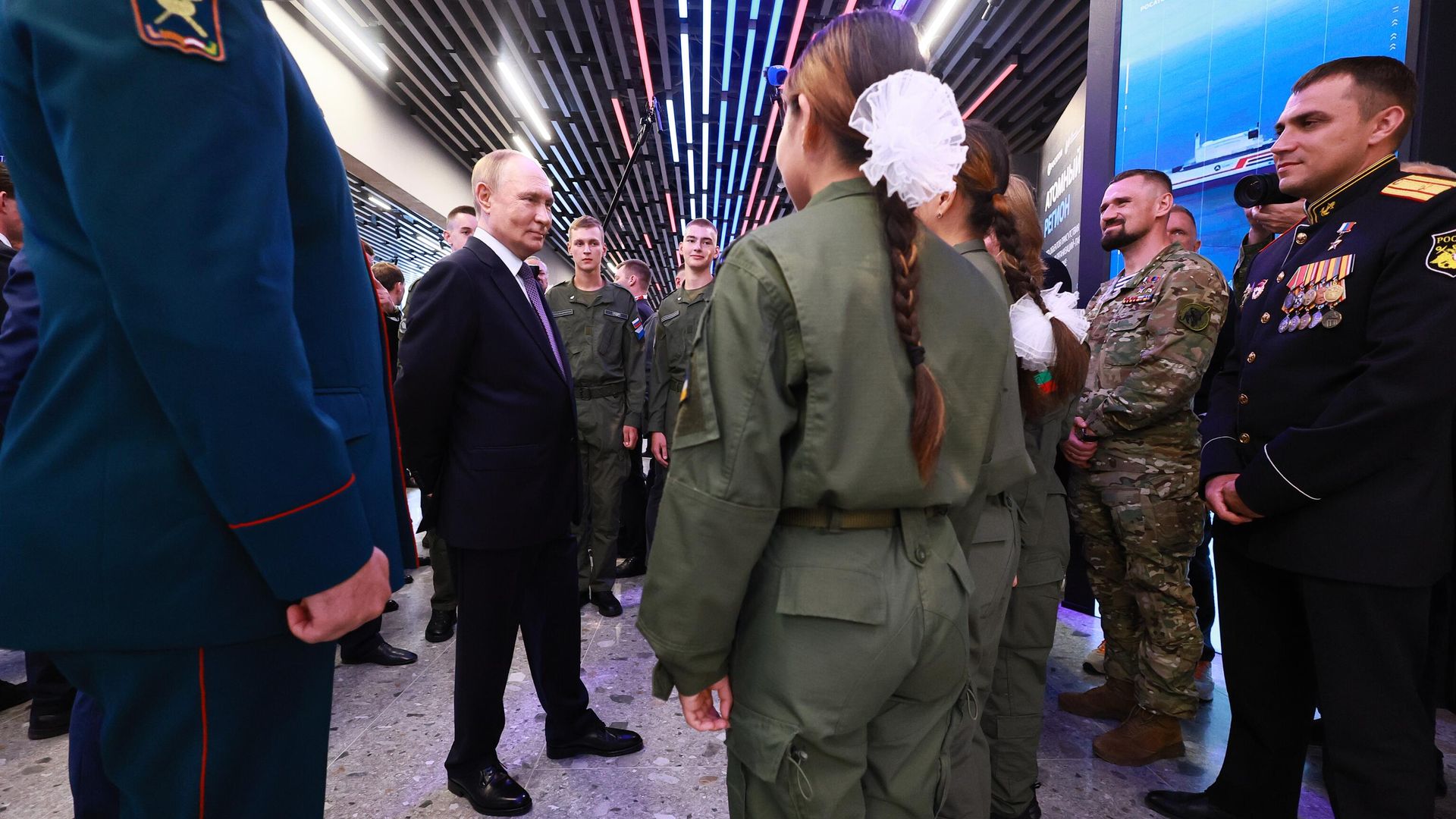 Президент РФ Владимир Путин и воспитанники Центра военно-спортивной подготовки и патриотического воспитания Воин в филиале Национального центра Россия во Владивостоке - РИА Новости, 1920, 19.09.2025
