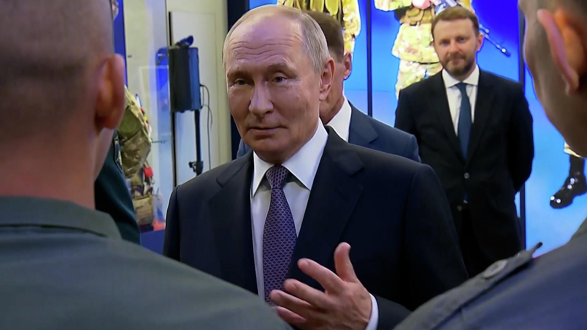 Форма — это наша гордость. Курсант рассмешил Путина ответом Форма — это наша гордость. Курсант рассмешил Путина ответом - РИА Новости, 1920, 04.09.2025