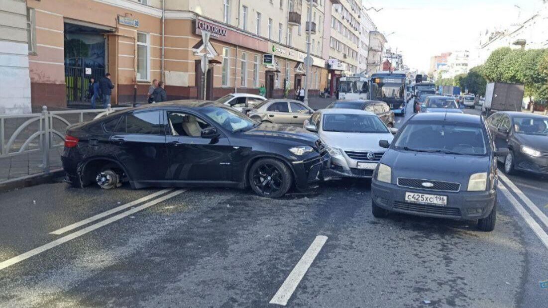 На месте ДТП с участием шести автомобилей в центре Екатеринбурга. 4 сентября 2025 На месте ДТП с участием шести автомобилей в центре Екатеринбурга. 4 сентября 2025 - РИА Новости, 1920, 04.09.2025