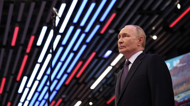 Президент России Владимир Путин в филиале Национального центра Россия во Владивостоке