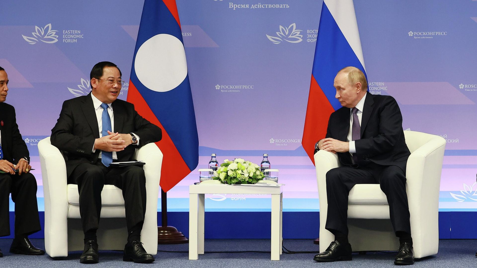 Президент РФ Владимир Путин и премьер-министр Лаоса Сонесай Сипхандон во время встречи на полях Восточного экономического форума во Владивостоке Президент РФ Владимир Путин и премьер-министр Лаоса Сонесай Сипхандон во время встречи на полях Восточного экономического форума во Владивостоке - РИА Новости, 1920, 08.09.2025