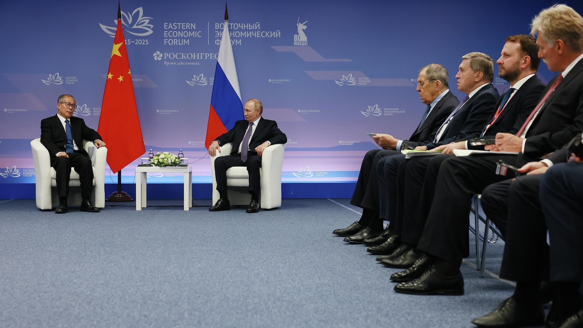 Президент РФ Владимир Путин и член политбюро Центрального комитета Коммунистической партии Китая Ли Хунчжун во время встречи на полях Восточного экономического форума во Владивостоке. 4 сентября 2025 Президент РФ Владимир Путин и член политбюро Центрального комитета Коммунистической партии Китая Ли Хунчжун во время встречи на полях Восточного экономического форума во Владивостоке. 4 сентября 2025 - РИА Новости, 1920, 04.09.2025