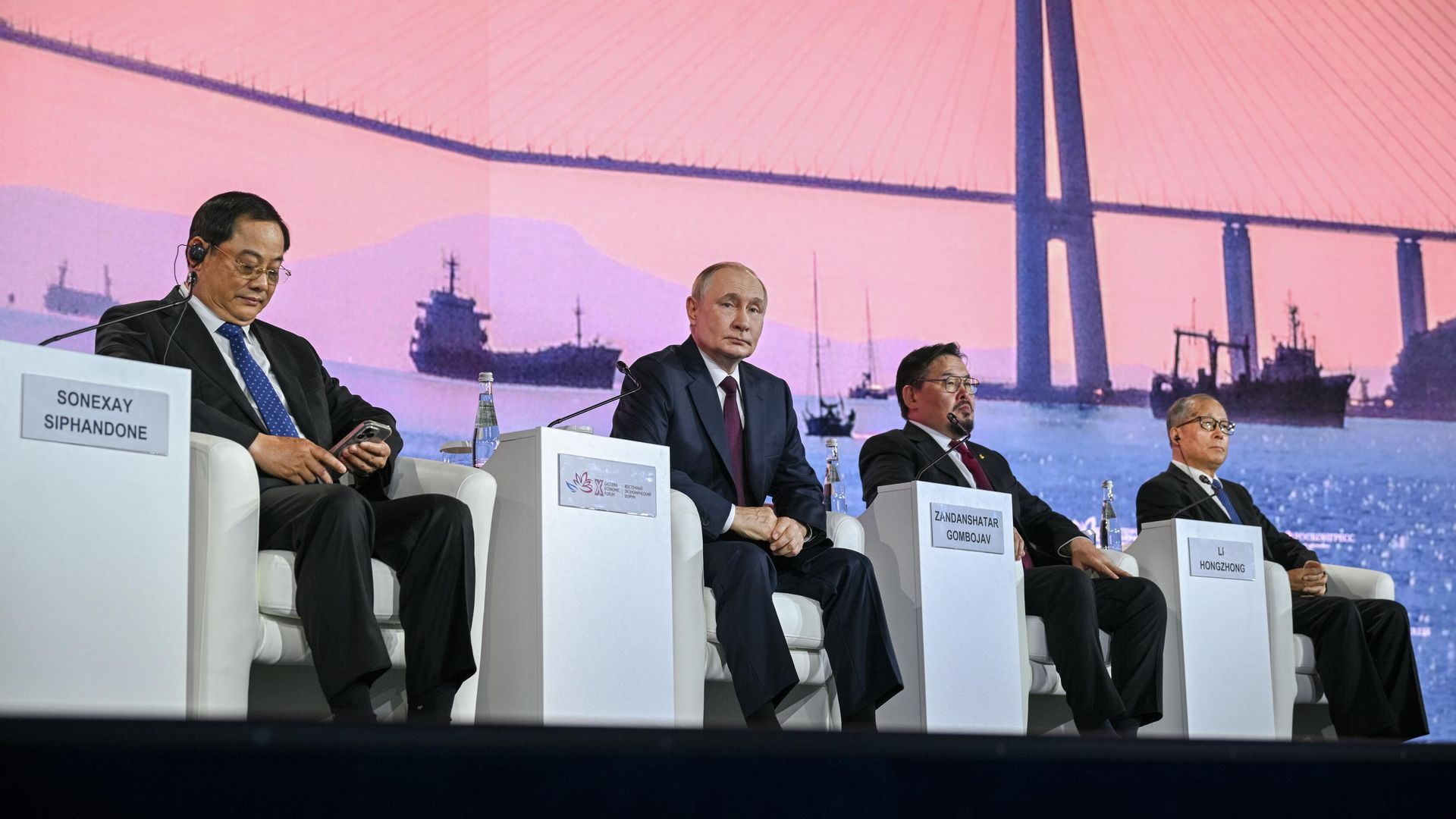 Президент России Владимир Путин на пленарной сессии Восточного экономического форума. 5 сентября 2025 - РИА Новости, 1920, 05.09.2025