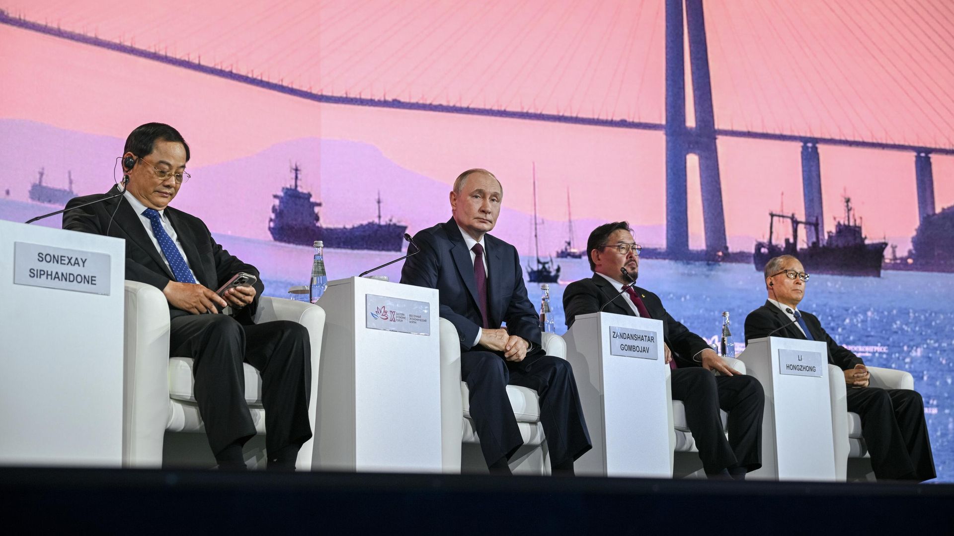 Президент России Владимир Путин на пленарной сессии Восточного экономического форума Президент России Владимир Путин на пленарной сессии Восточного экономического форума - РИА Новости, 1920, 05.09.2025