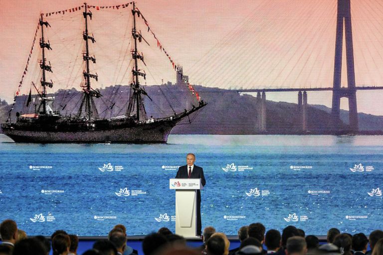 Президент России Владимир Путин на пленарной сессии Восточного экономического форума Президент России Владимир Путин на пленарной сессии Восточного экономического форума
