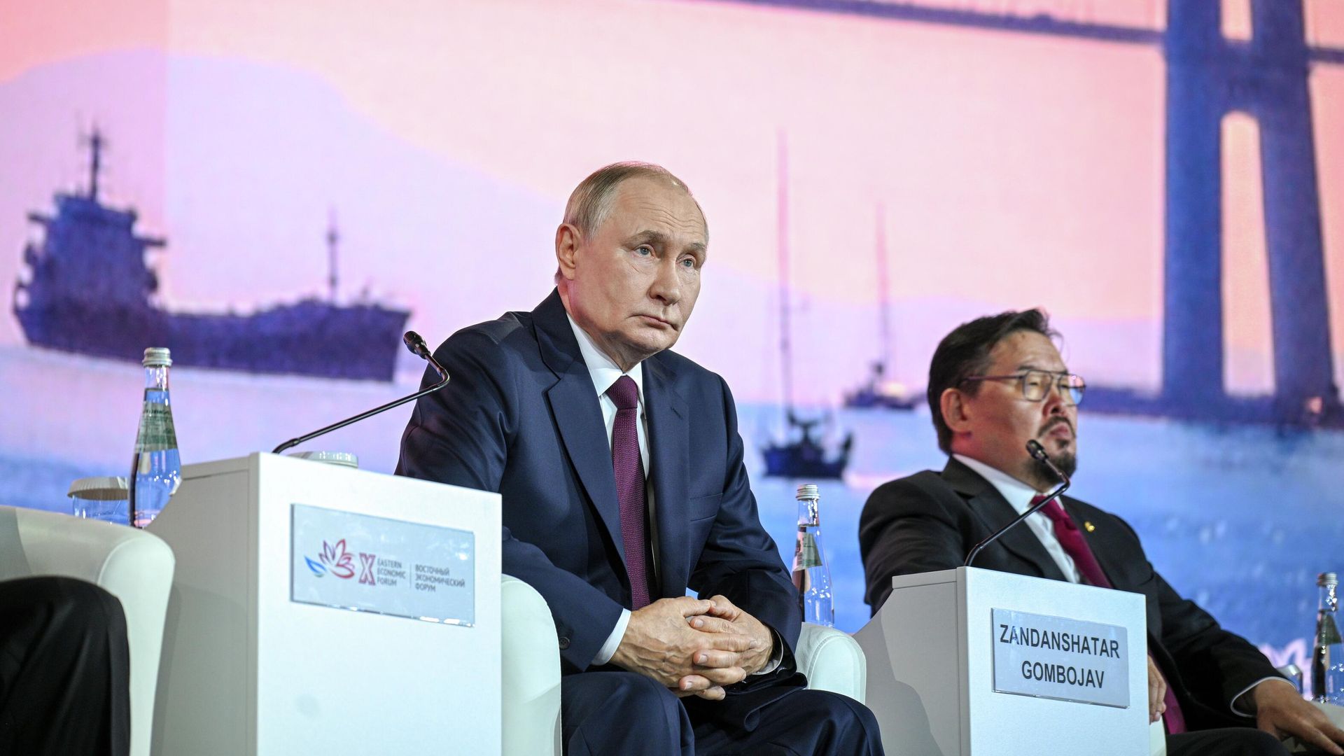 Владимир Путин на пленарной сессии Восточного экономического форума Владимир Путин на пленарной сессии Восточного экономического форума - РИА Новости, 1920, 05.09.2025