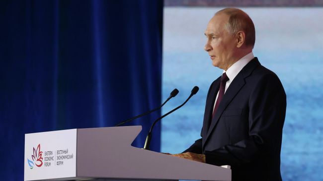 Президент РФ Владимир Путин выступает на пленарной сессии Восточного экономического форума