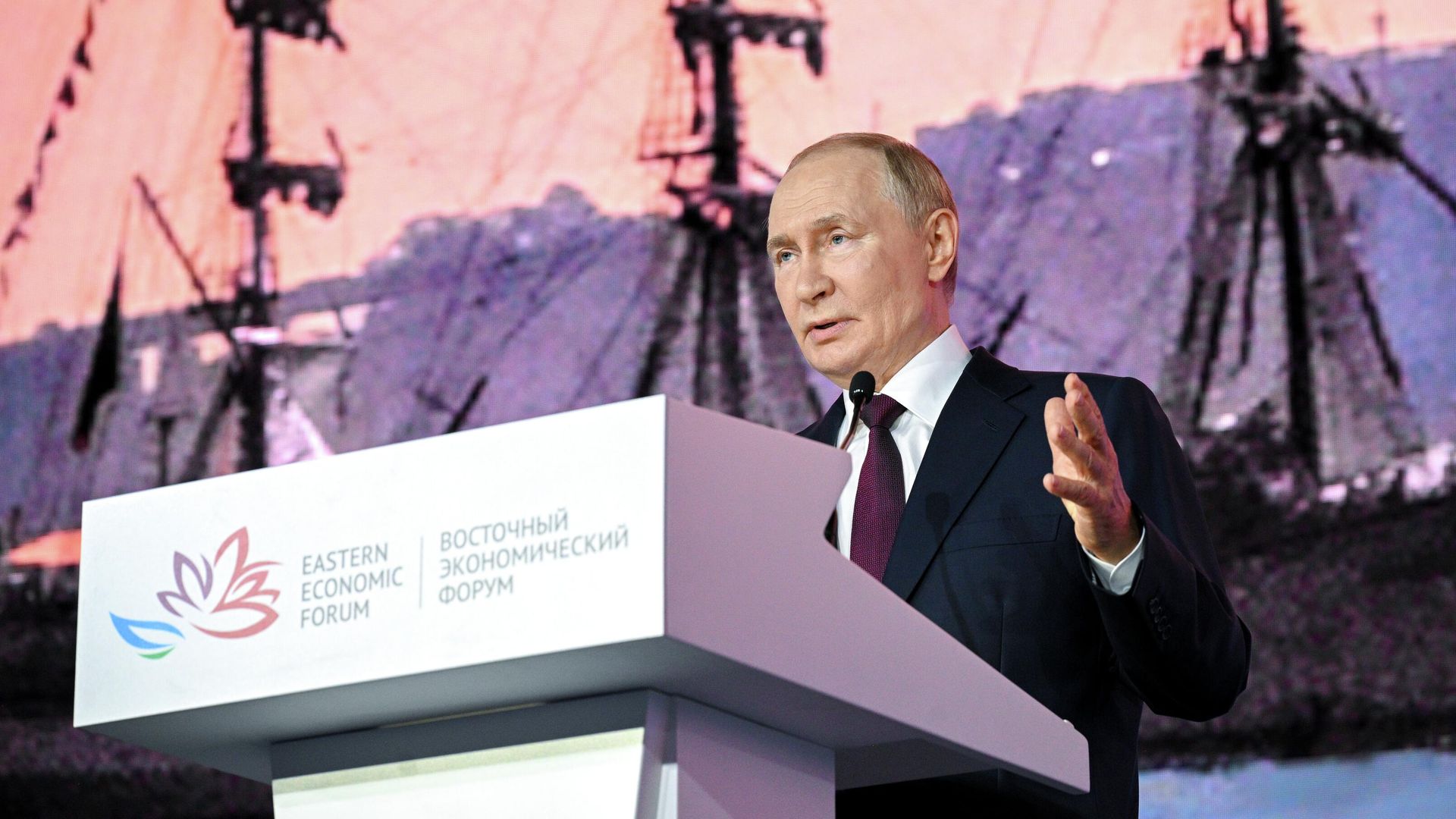 Президент России Владимир Путин на пленарной сессии Восточного экономического форума - РИА Новости, 1920, 05.09.2025