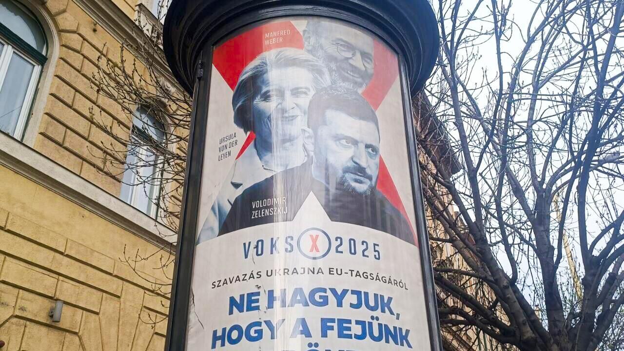 Плакат с изображениями Владимира Зеленского, Урсулы фон дер Ляйен и Манфреда Вебера в Будапеште Плакат с изображениями Владимира Зеленского, Урсулы фон дер Ляйен и Манфреда Вебера в Будапеште - РИА Новости, 1920, 14.04.2025