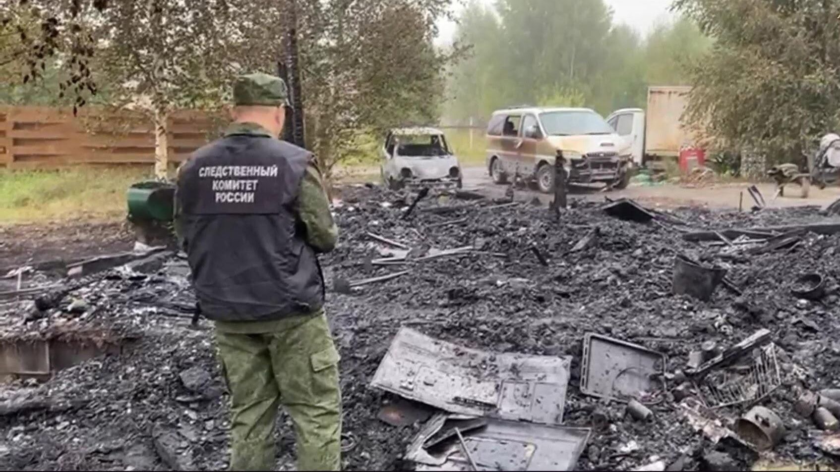 Работа СК РФ на месте пожара в дачном доме в деревне Златогорова в Свердловской области Работа СК РФ на месте пожара в дачном доме в деревне Златогорова в Свердловской области - РИА Новости, 1920, 05.09.2025