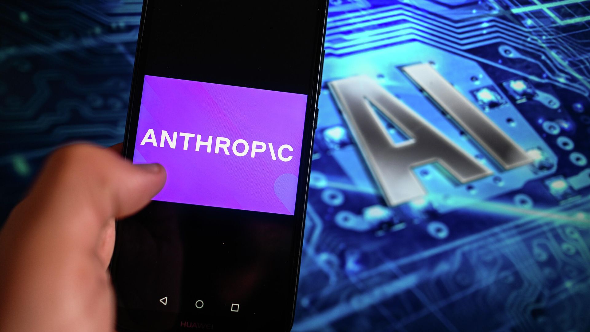 Логотип Anthropic на смартфоне Логотип Anthropic на смартфоне - РИА Новости, 1920, 05.09.2025