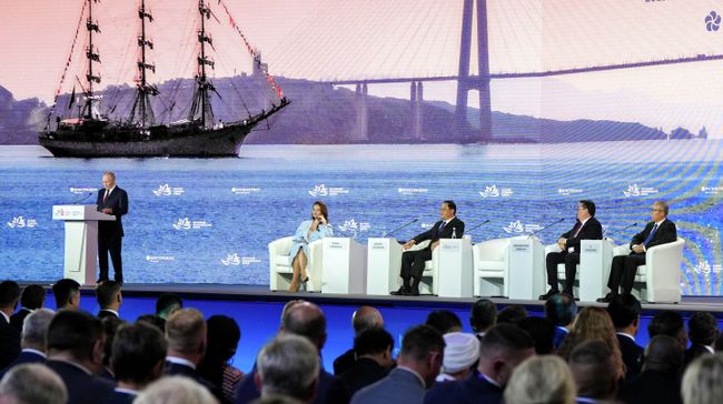 Президент России Владимир Путин на пленарной сессии Восточного экономического форума