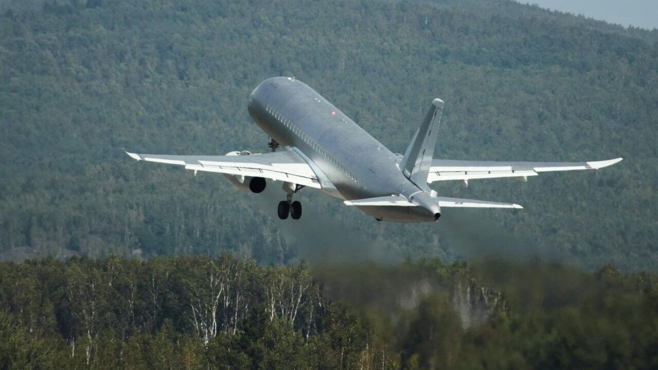 Импортозамещенный самолет SJ-100, построенный по серийным технологиям - РИА Новости, 1920, 25.12.2025
