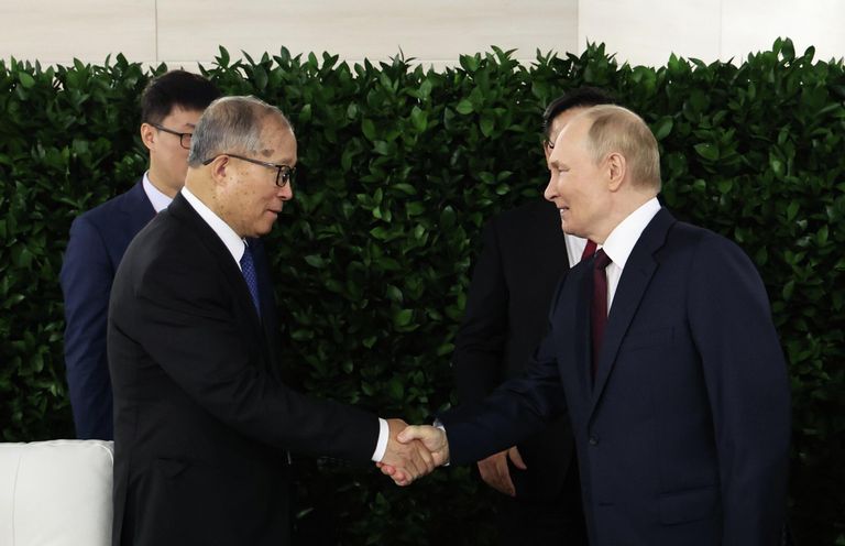 Президент России Владимир Путин и член политбюро Центрального комитета Коммунистической партии Китая, заместитель председателя постоянного комитета Всекитайского собрания народных представителей Ли Хунчжун перед началом пленарной сессии Восточного экономического форума Президент России Владимир Путин и член политбюро Центрального комитета Коммунистической партии Китая, заместитель председателя постоянного комитета Всекитайского собрания народных представителей Ли Хунчжун перед началом пленарной сессии Восточного экономического форума