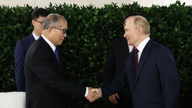 Президент России Владимир Путин и член политбюро Центрального комитета Коммунистической партии Китая, заместитель председателя постоянного комитета Всекитайского собрания народных представителей Ли Хунчжун перед началом пленарной сессии Восточного экономического форума Президент России Владимир Путин и член политбюро Центрального комитета Коммунистической партии Китая, заместитель председателя постоянного комитета Всекитайского собрания народных представителей Ли Хунчжун перед началом пленарной сессии Восточного экономического форума
