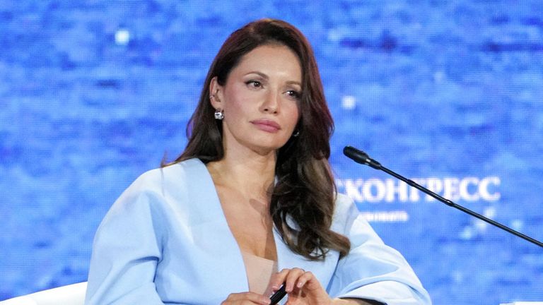 Телеведущая Мария Рыбакова на пленарной сессии Восточного экономического форума Телеведущая Мария Рыбакова на пленарной сессии Восточного экономического форума