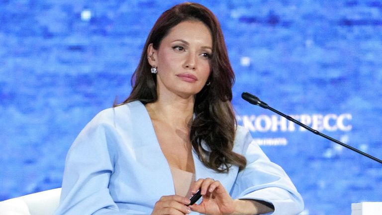 Телеведущая Мария Рыбакова на пленарной сессии Восточного экономического форума Телеведущая Мария Рыбакова на пленарной сессии Восточного экономического форума