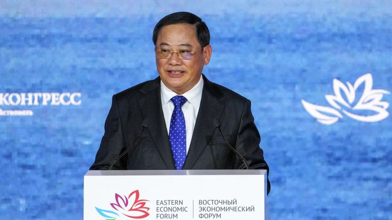 Премьер-министр Лаосской Народно-Демократической Республики Сонсай Сипхандон на пленарной сессии Восточного экономического форума Премьер-министр Лаосской Народно-Демократической Республики Сонсай Сипхандон на пленарной сессии Восточного экономического форума