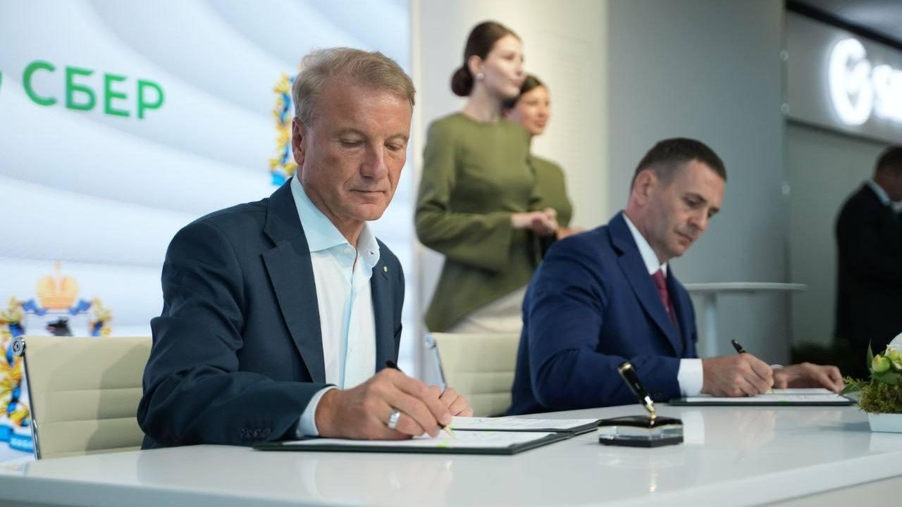 Губернатор Хабаровского края Дмитрий Демешин и президент, председатель правления ПАО Сбербанк Герман Греф Губернатор Хабаровского края Дмитрий Демешин и президент, председатель правления ПАО Сбербанк Герман Греф - РИА Новости, 1920, 05.09.2025