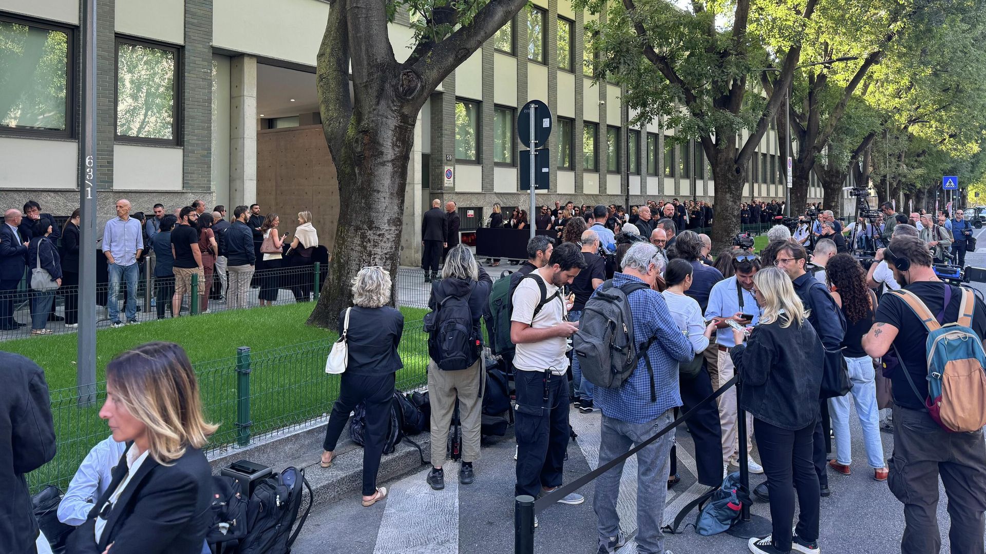 Люди стоят в очереди на церемонию прощания с модельером Джорджо Армани в выставочном центре модного дома Armani/Teatro в Милане Люди стоят в очереди на церемонию прощания с модельером Джорджо Армани в выставочном центре модного дома Armani/Teatro в Милане - РИА Новости, 1920, 07.09.2025