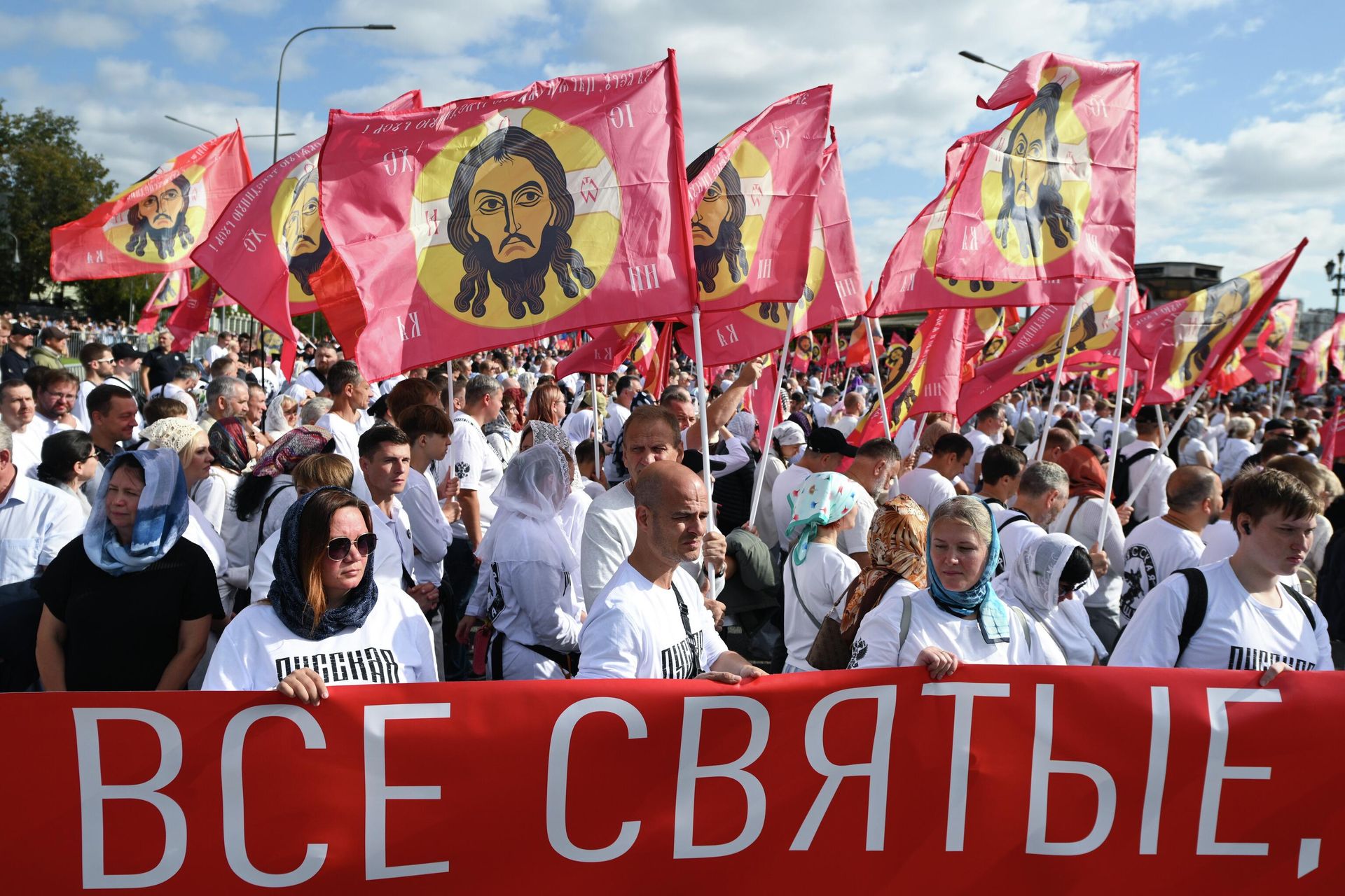 Верующие перед началом крестного хода в день празднования Собора Московских святых у кафедрального соборного храма Христа Спасителя в Москве Верующие перед началом крестного хода в день празднования Собора Московских святых у кафедрального соборного храма Христа Спасителя в Москве - РИА Новости, 1920, 07.09.2025