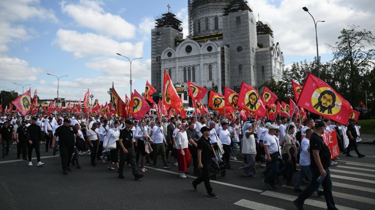 Верующие во время крестного хода в день празднования Собора Московских святых у кафедрального соборного храма Христа Спасителя в Москве Верующие во время крестного хода в день празднования Собора Московских святых у кафедрального соборного храма Христа Спасителя в Москве