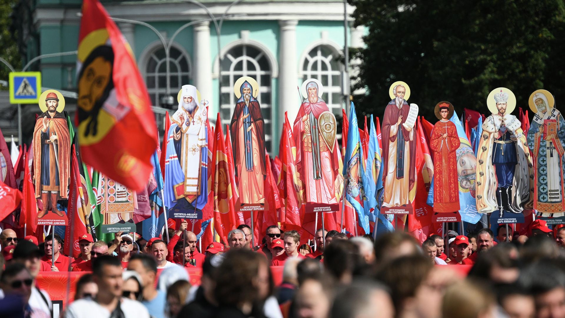 Верующие во время крестного хода в день празднования Собора Московских святых у кафедрального соборного храма Христа Спасителя в Москве - РИА Новости, 1920, 07.09.2025
