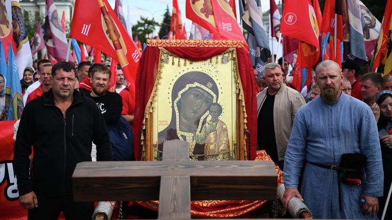 Верующие во время крестного хода в день празднования Собора Московских святых у кафедрального соборного храма Христа Спасителя в Москве Верующие во время крестного хода в день празднования Собора Московских святых у кафедрального соборного храма Христа Спасителя в Москве