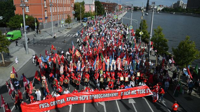 Верующие во время крестного хода в день празднования Собора Московских святых в Москве