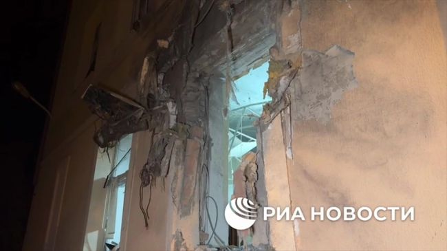 Несколько кабинетов и стена серьезно повреждены в школе в Донецке в результате атаки ВСУ