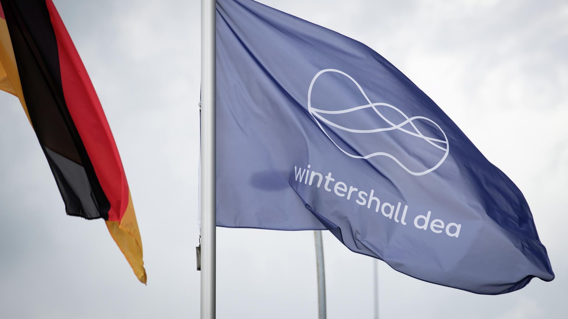 Флаг компании Wintershall Dea GmbH - РИА Новости, 1920, 08.09.2025