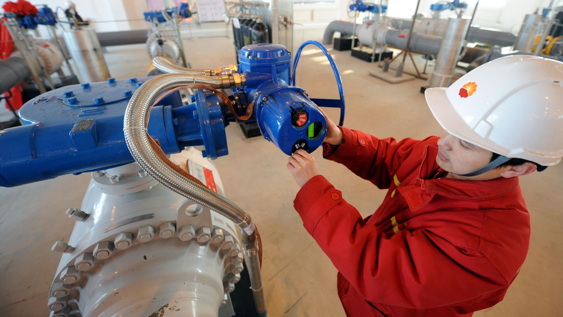 Рабочий поворачивает вентиль нефтепровода в Дацине - РИА Новости, 1920, 04.03.2026