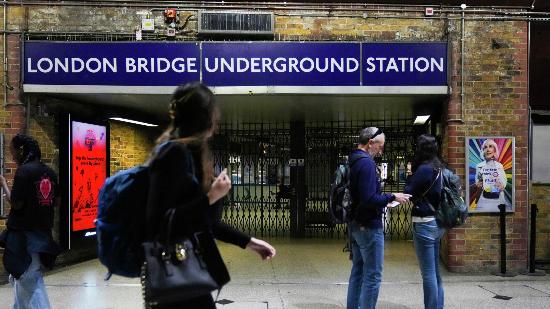 Пассажиры проходят мимо закрытого входа станции метро London Bridge во время забастовки работников метро в центре Лондона. 8 сентября 2025 - РИА Новости, 1920, 08.09.2025